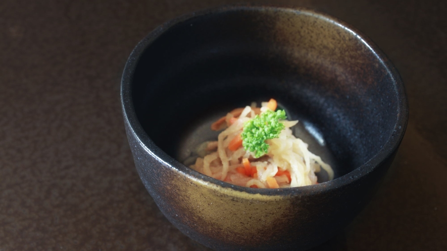 ■小鉢：お出汁をしっかり味わえる京都を代表する逸品『切り干し大根』