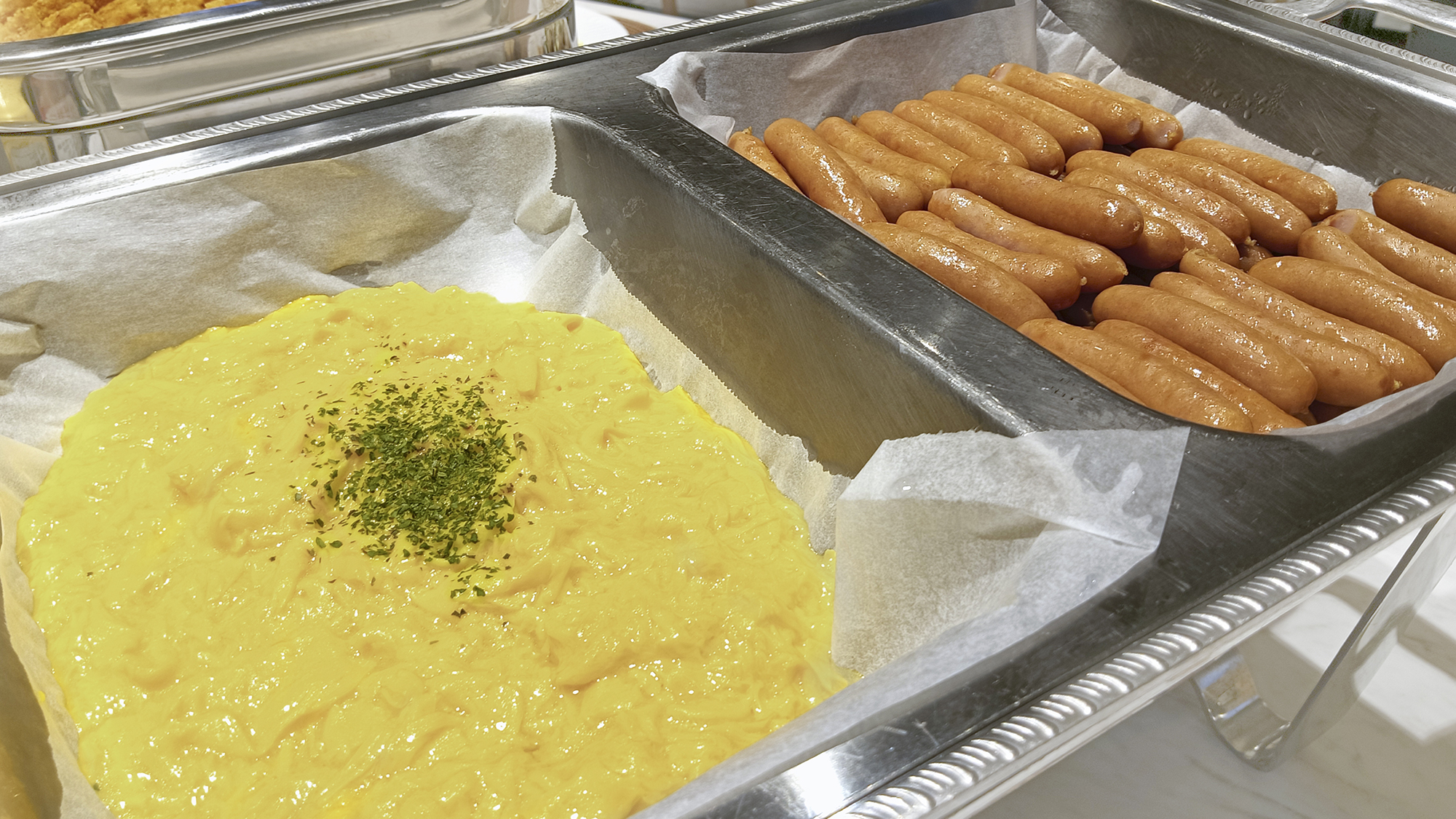 ■朝食でおなじみ『粗びきスモークソーセージ』『スクランブルエッグ』のご用意もあります。