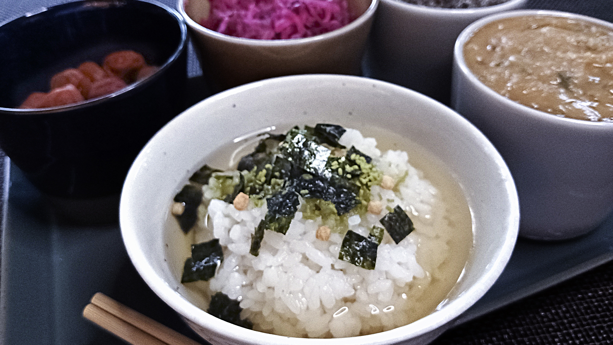 ■朝にぴったりのやさしい一杯。香り豊かな和風だしをご飯に注ぎ薬味と共にさらりとお召し上がりください。