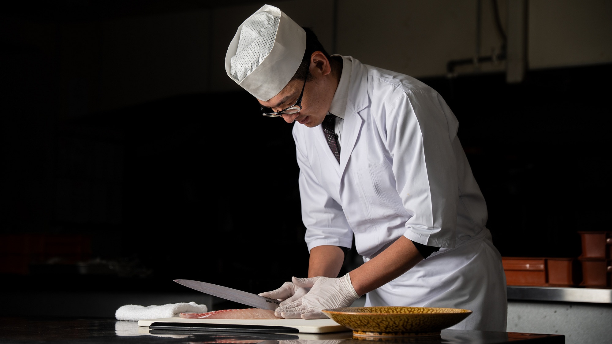 当館の料理長がその時々の厳選食材を使い腕をふるいます。