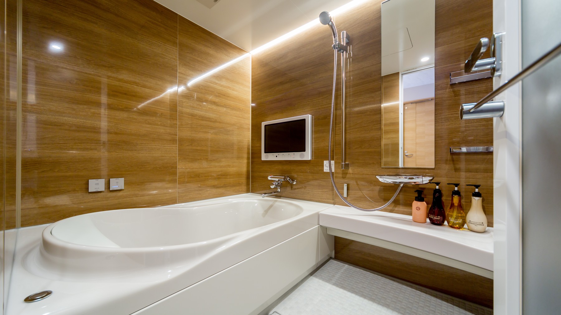 お子様と一緒に入ってもゆったり、大きめのバスルームです。