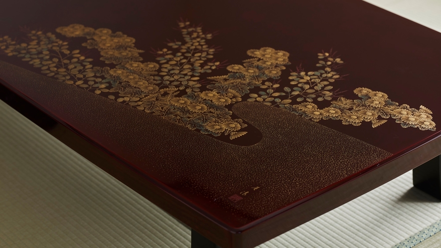 *【客室/10～12畳】「瑠璃」　輪島塗のテーブルは宮坂辰清作「萩に小菊沈金」。