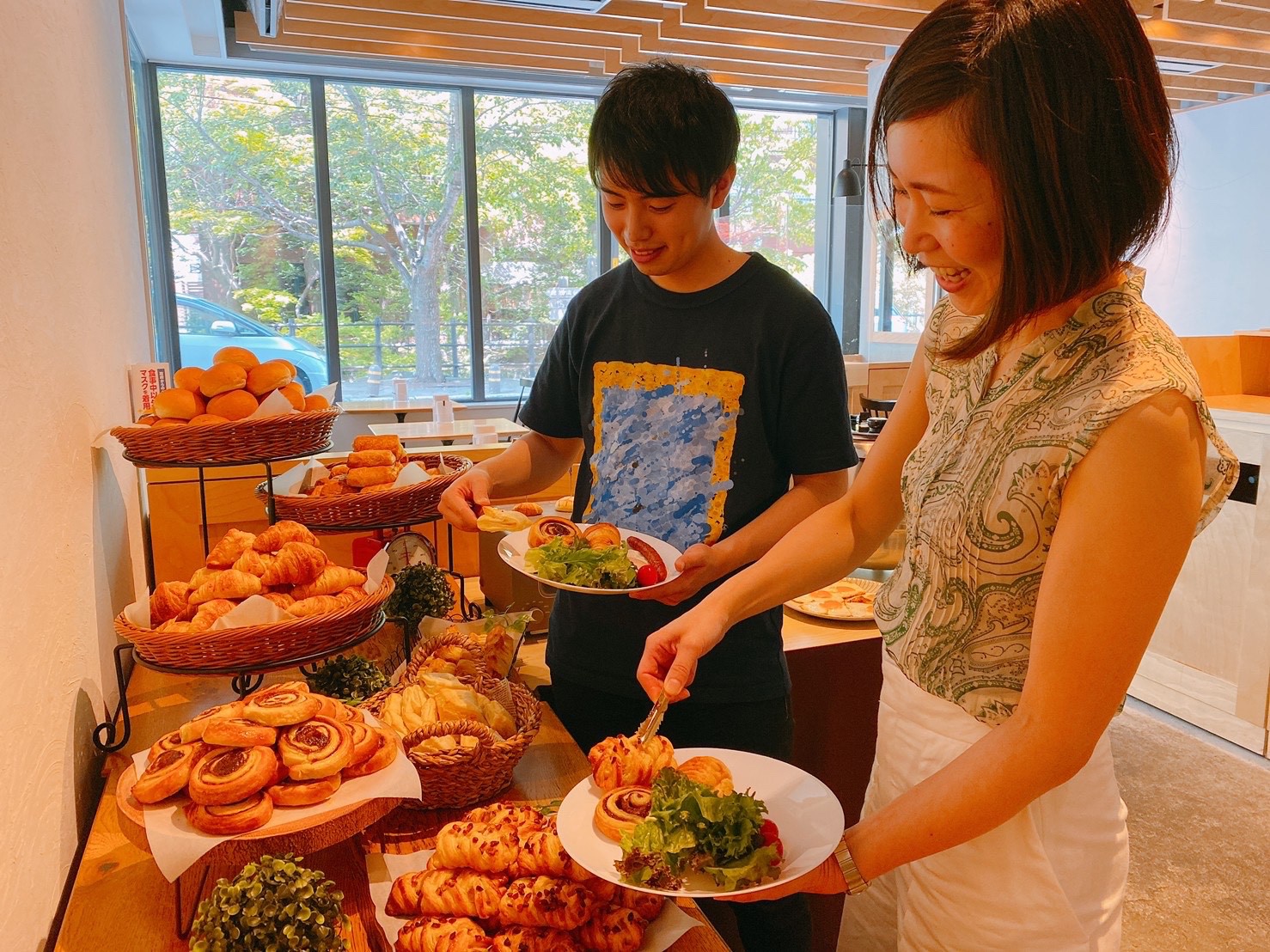 【朝食付】ミネラルウォーター＆焼き立てパンが食べ放題♪ビュッフェ形式の朝食付♪