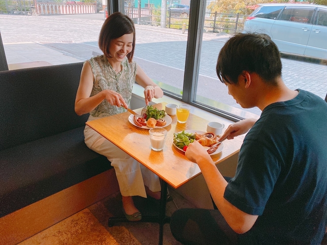 朝食：朝日差し込むラウンジで素敵な1日のスタートを☆