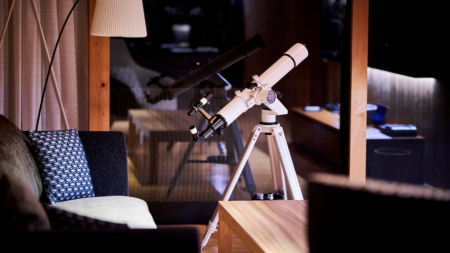 【客室設備-望遠鏡】自然豊かな“里山”ならではの楽しみ。童心にかえったように、月模様を愛でるひととき
