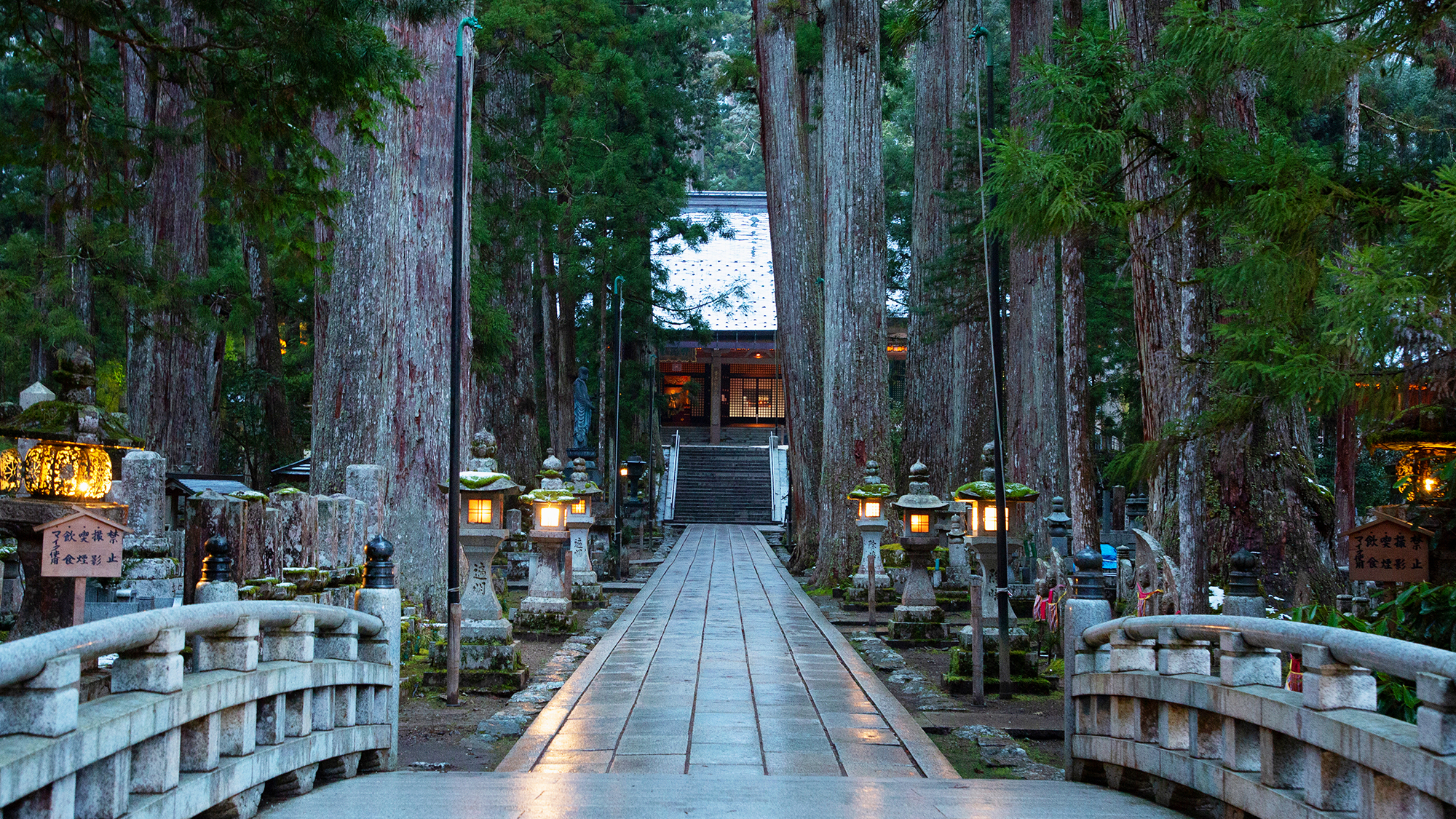 【高野山】和歌山県の聖地。空海が開いた真言密教の根本道場で、千年以上の歴史を誇る世界遺産です。