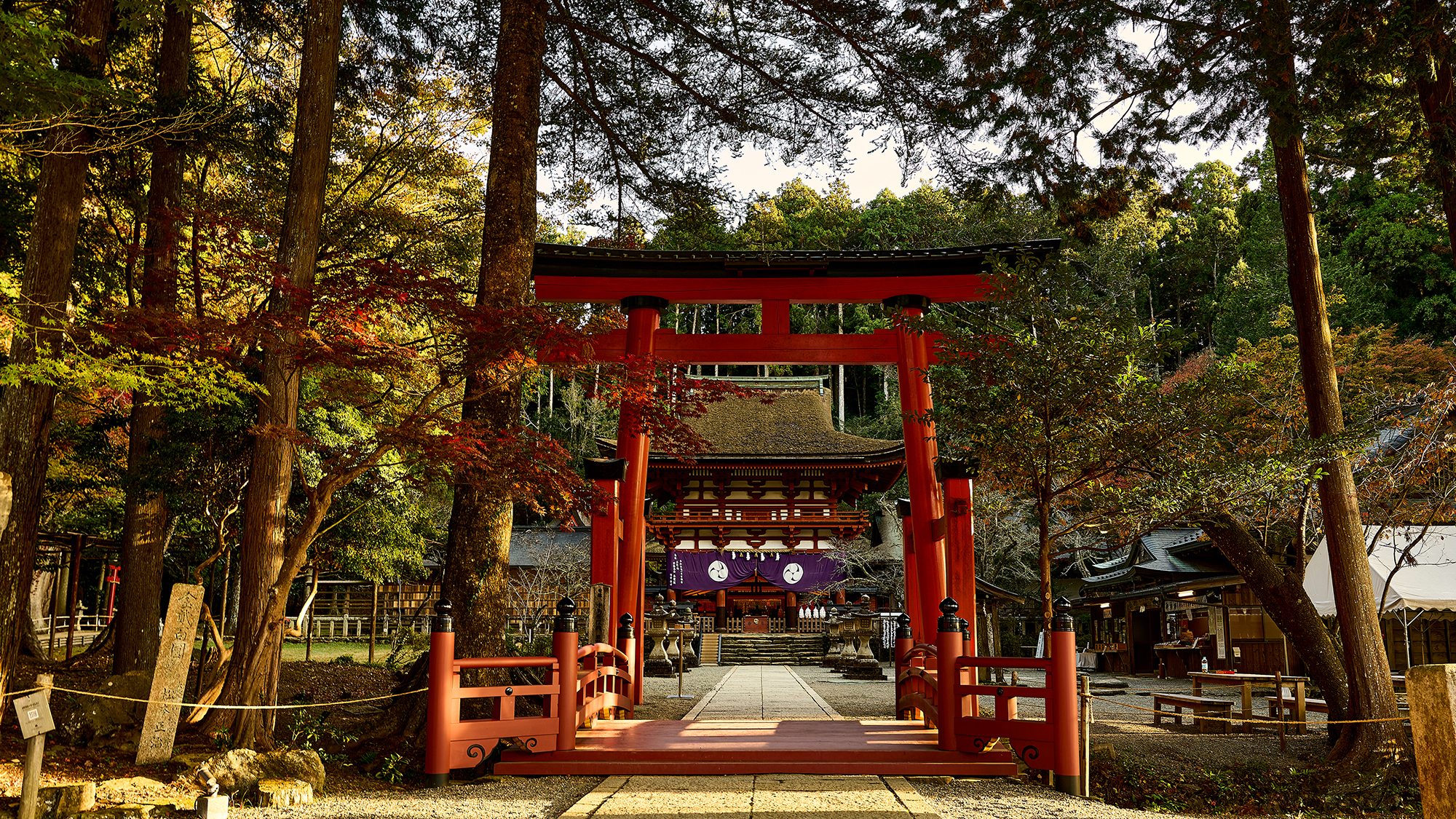 【丹生都比売神社：当館から車で5分】高野山の麓に位置し、熊野信仰と密接に結びついた由緒ある神社。