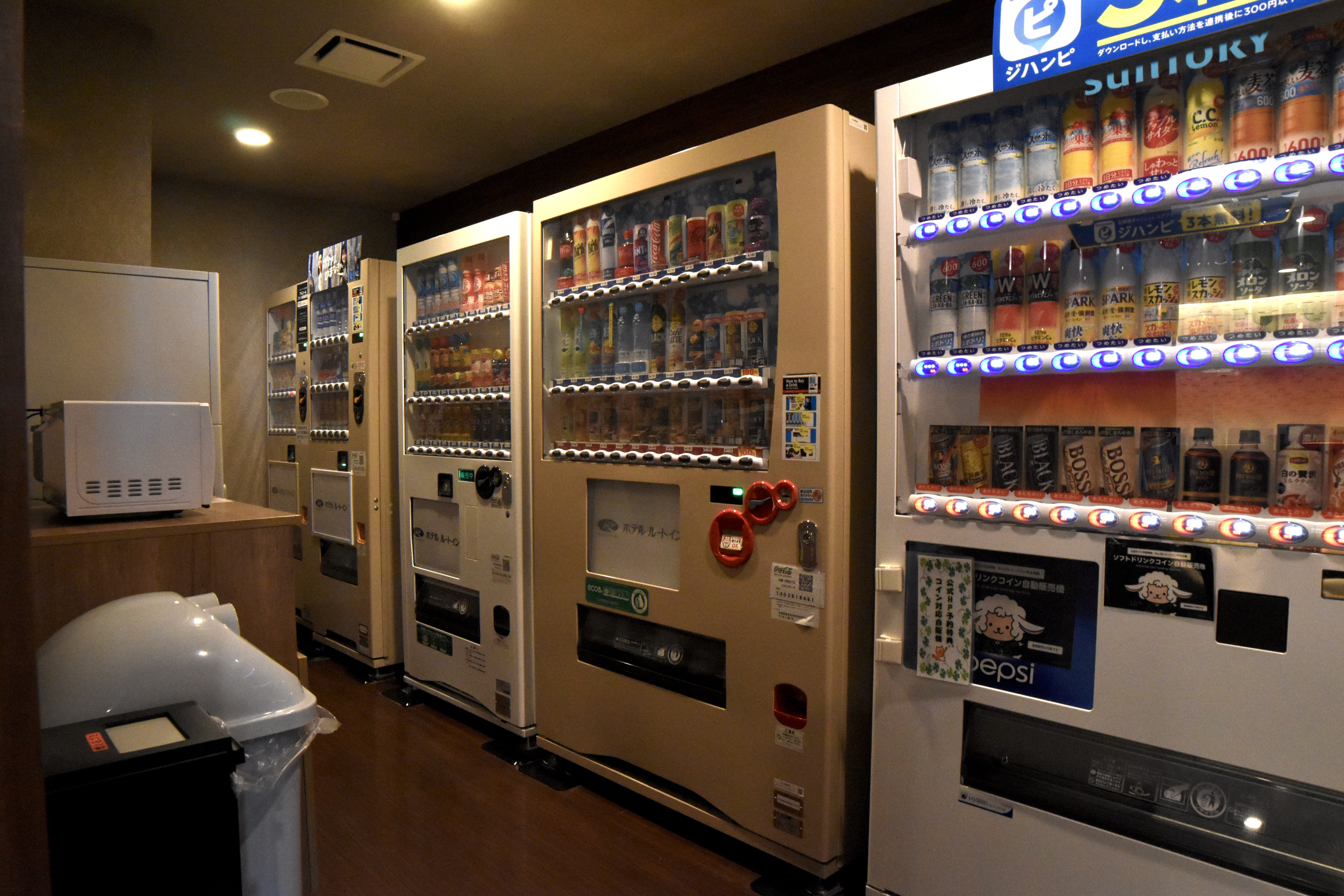 自動販売機コーナー（アルコールもございます）