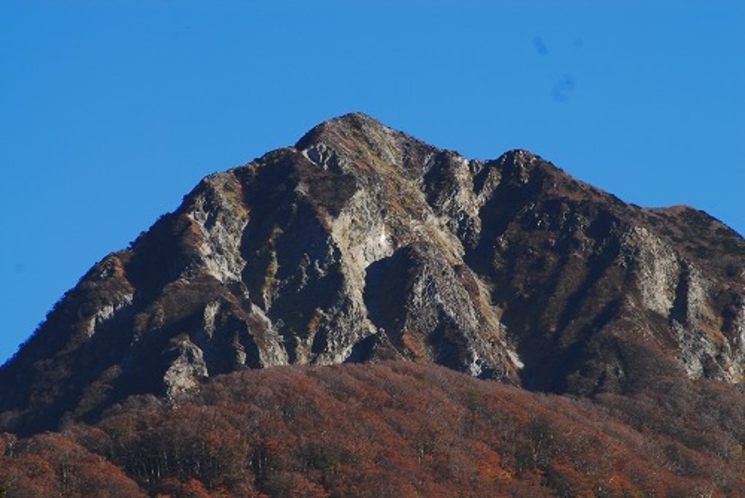 大山博労座駐車場から見た大山北壁。三鈷峰