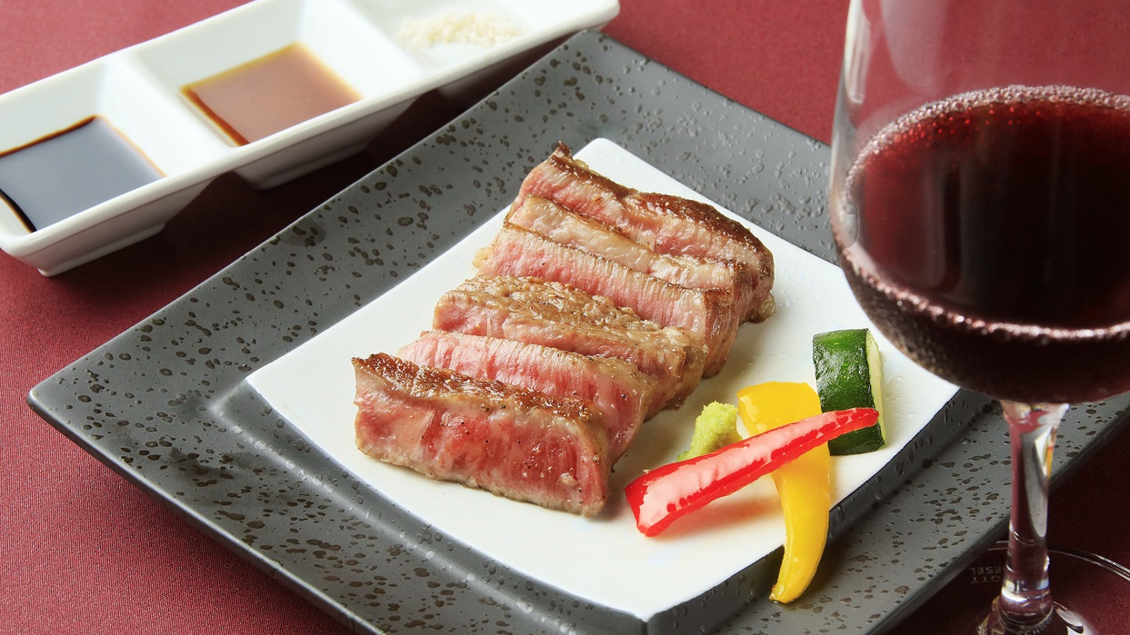 【ご夕食】当館自慢のステーキは赤ワインとの相性抜群
