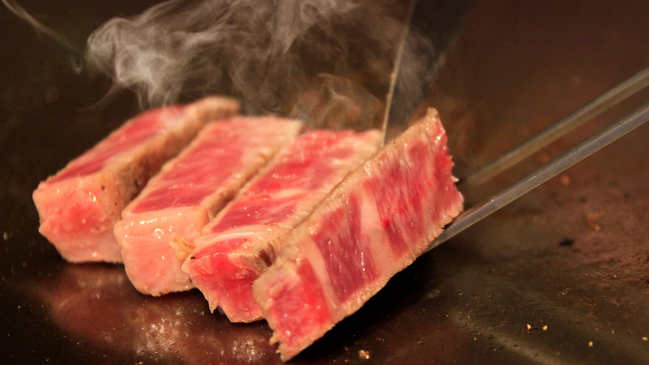【ご夕食】メインの当館自慢牛ステーキをお客様のお好みの焼き加減でご提供