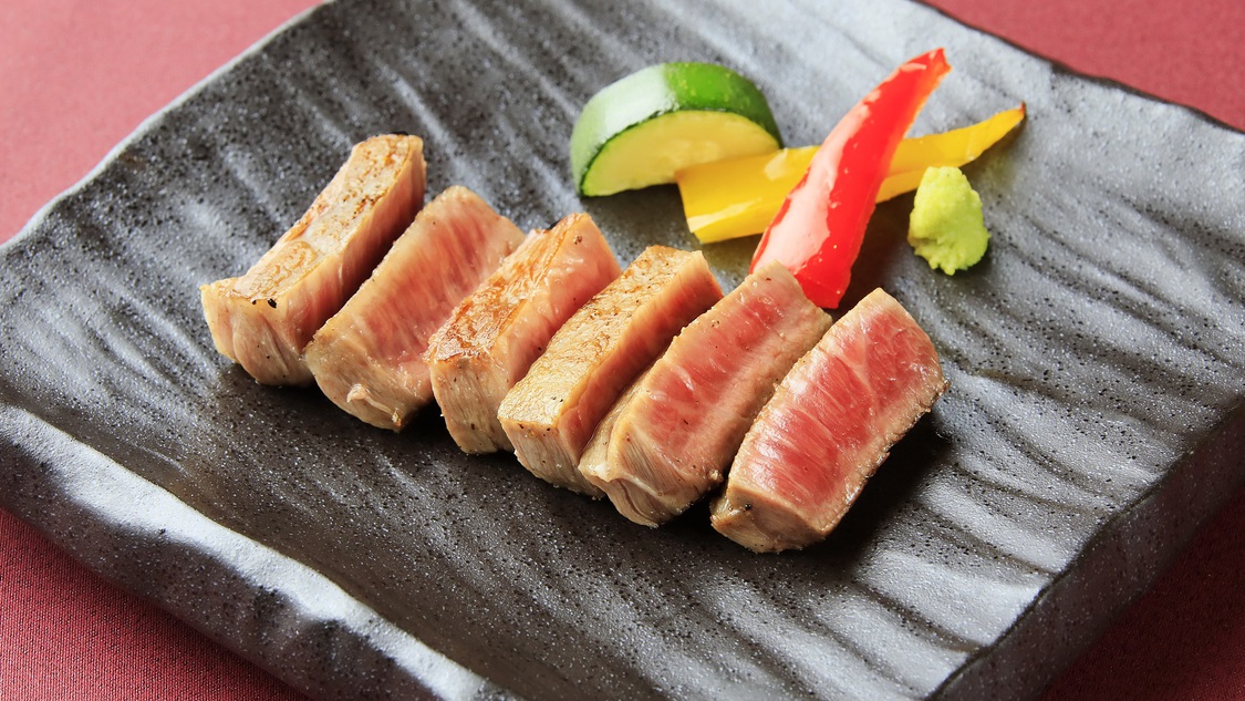 【ご夕食】メインのステーキはお好みの焼き加減でご提供