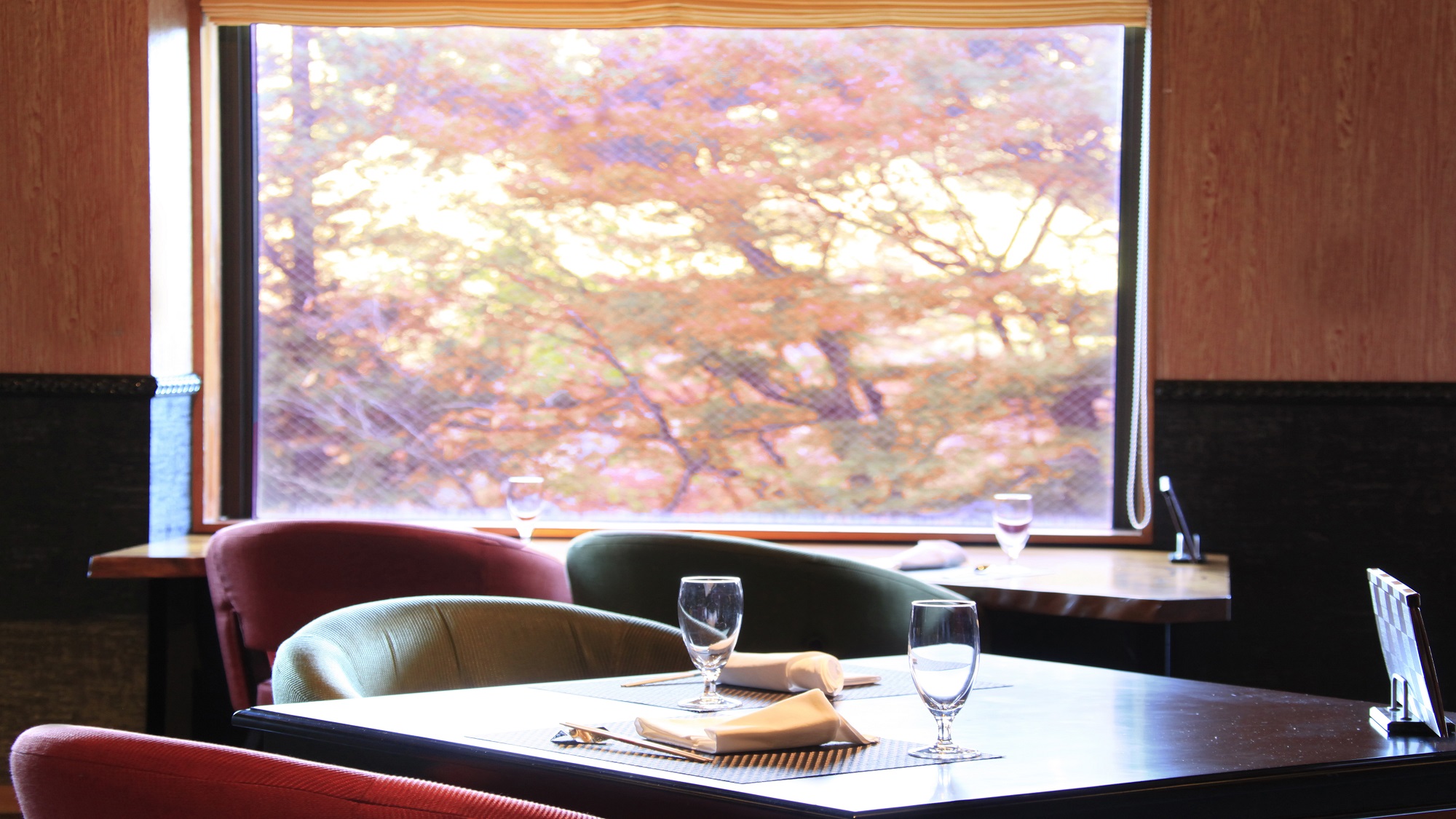 【レストラン】秋色に染まるレストランラウンジ