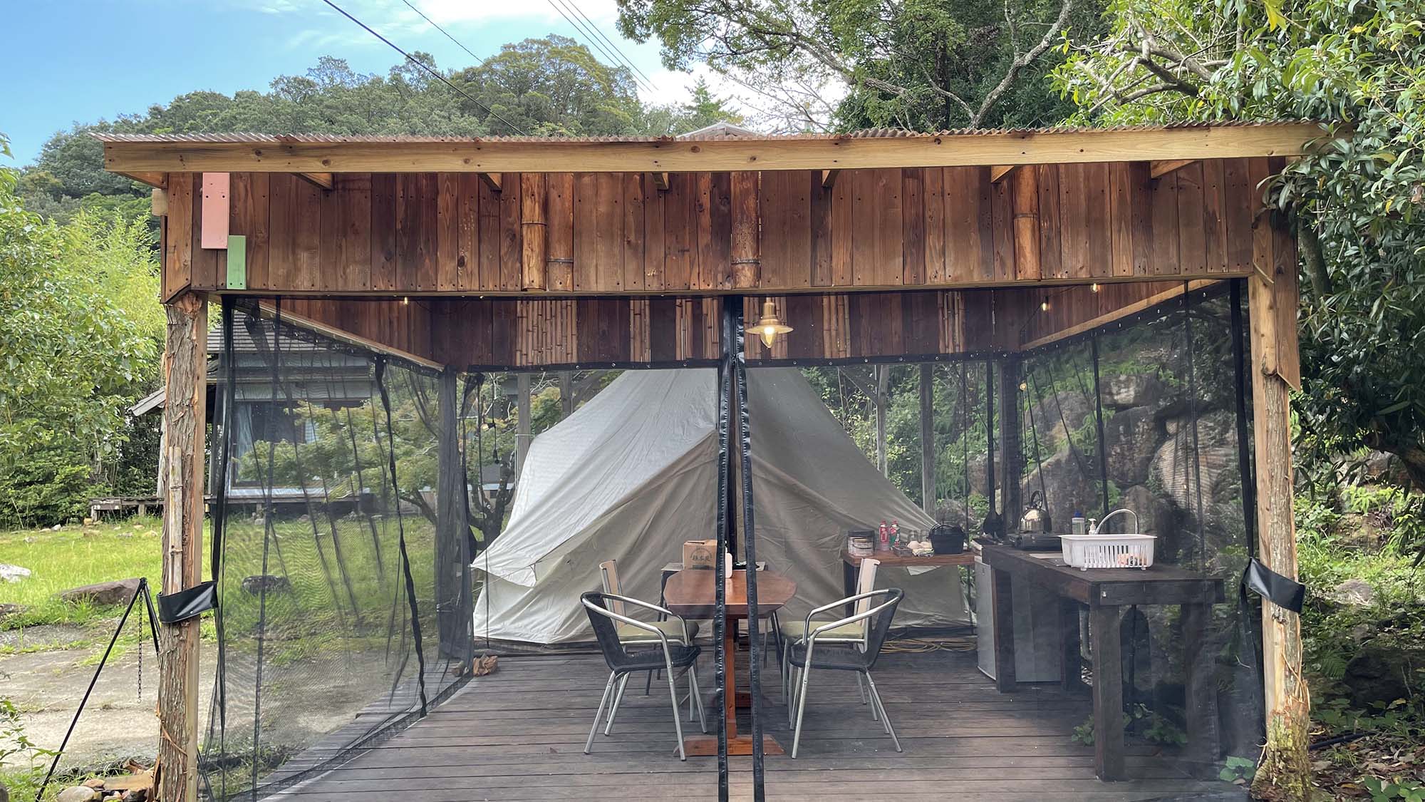 ・【ステラシアター4】日本庭園内のサイト。エンペラー型ベルテントとアウトドアリビングがございます