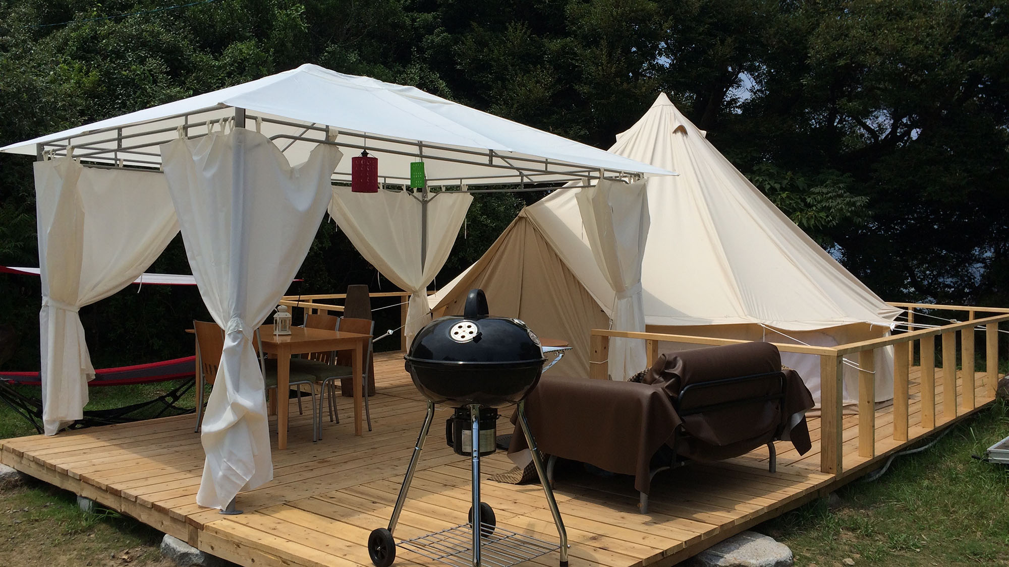 ・【ステラシアター1】アウトドアリビングでは雨天でもBBQが楽しめます