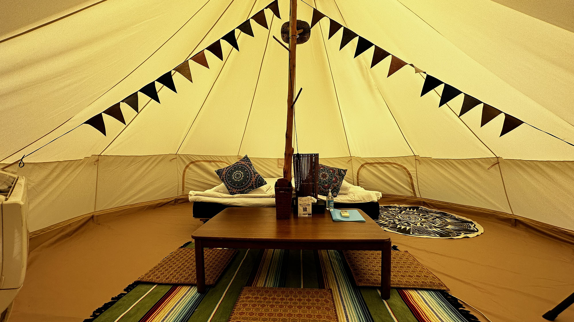 ・【グランピング】空調や設備が整った綺麗なテントで泊まれます