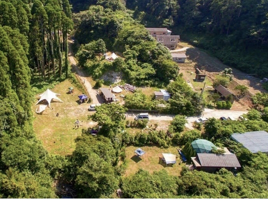 8〜25人直径12mのグリーンドームとトレーラーハウス。専用の芝庭で焚火とBBQキャンプ