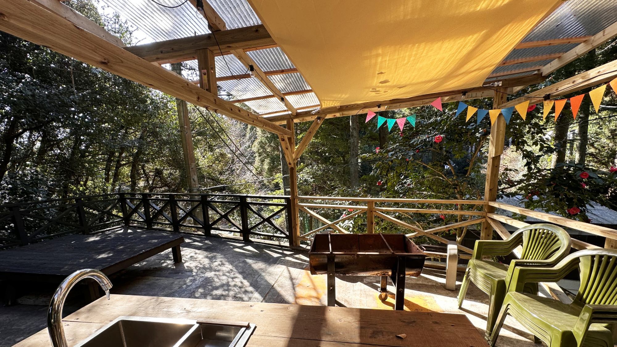 ・【グランドキャビン】屋根付きで雨でもBBQが楽しめるウッドデッキ