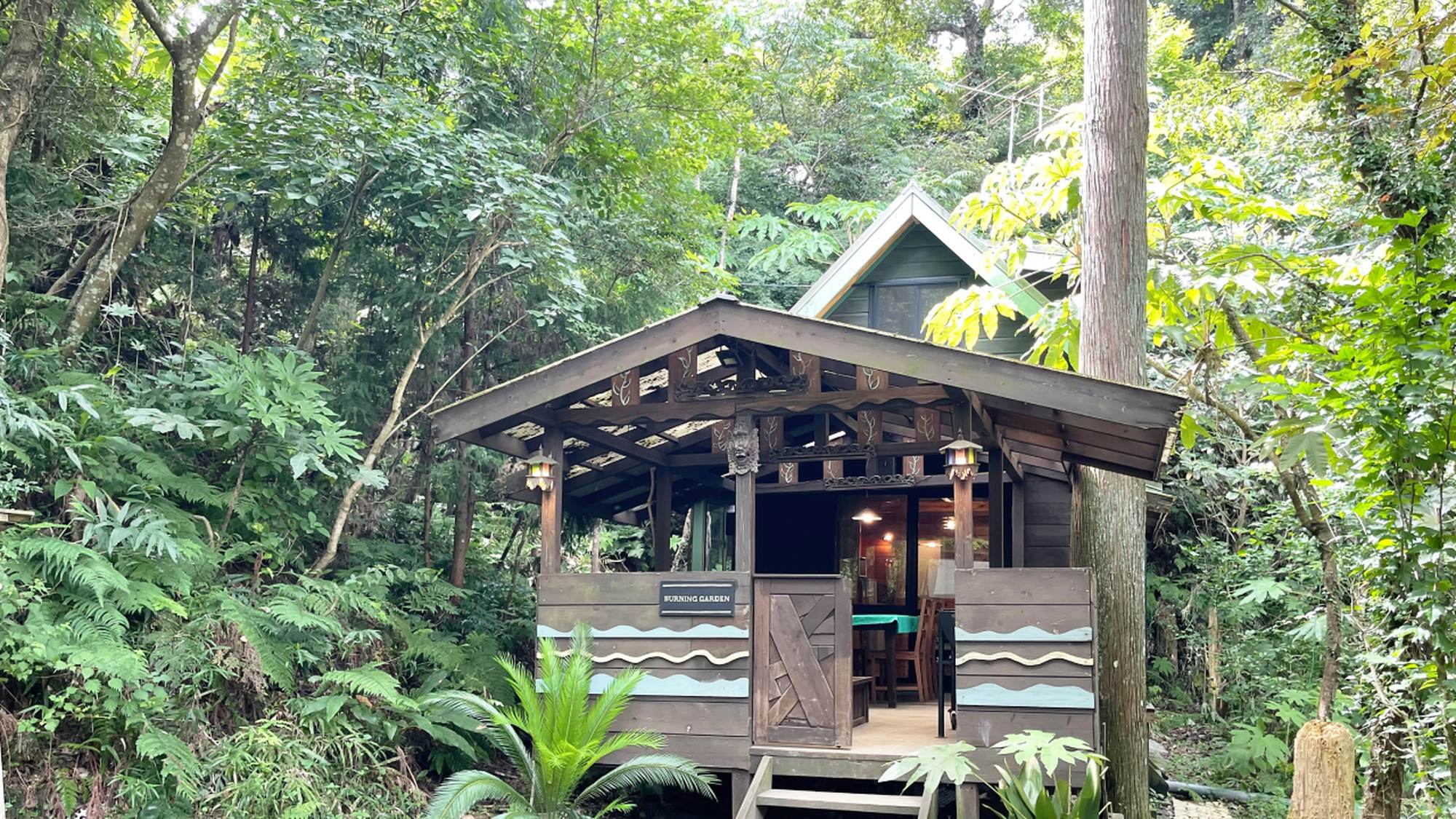 ・【Burning Garden House】庭と屋根付きアウトドアリビングの2階建てログハウス