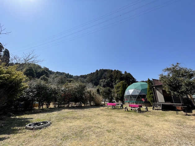 8〜25人直径12mのグリーンドームとトレーラーハウス。専用の芝庭で焚火とBBQキャンプ