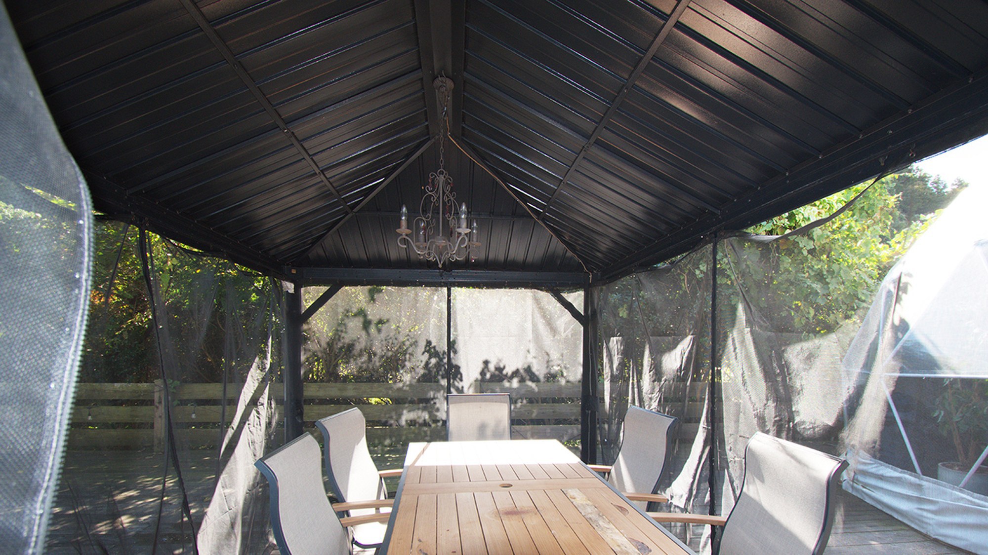 ・【サウナドーム】森に囲まれた広い草原エリアの中、ととのうグランピングをお楽しみください