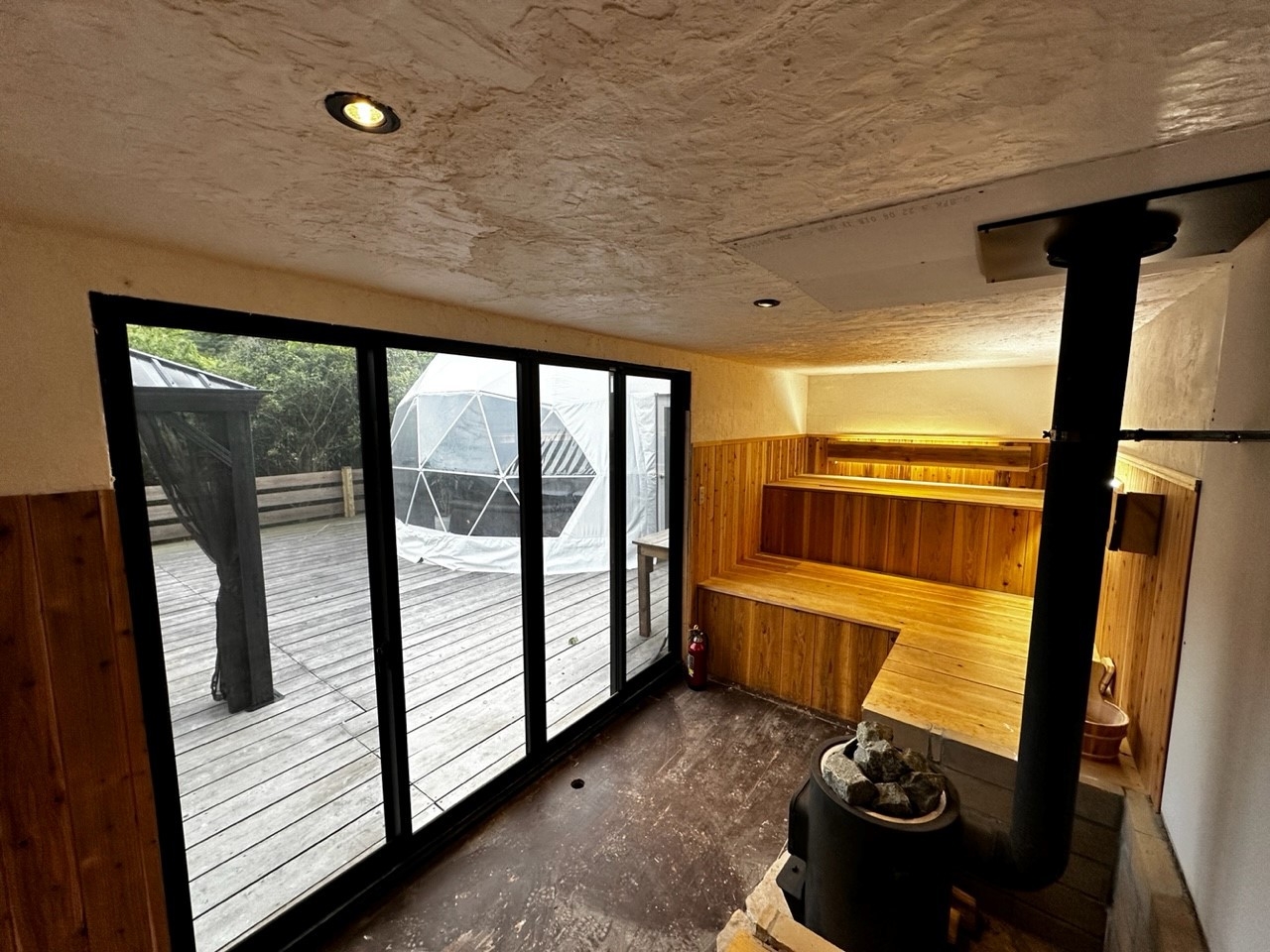 【サウナですっきり！アウトドアステイ】ドームテントと貸切サウナでグランピング！自然の中でととのい旅