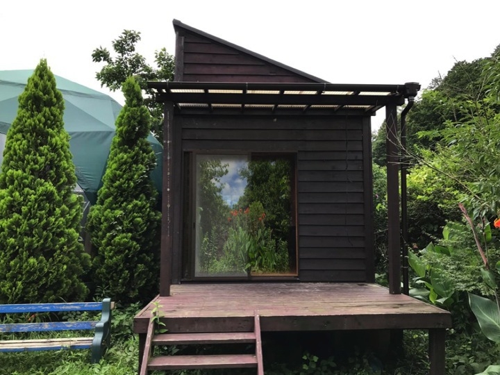 8〜25人直径12mのグリーンドームとトレーラーハウス。専用の芝庭で焚火とBBQキャンプ