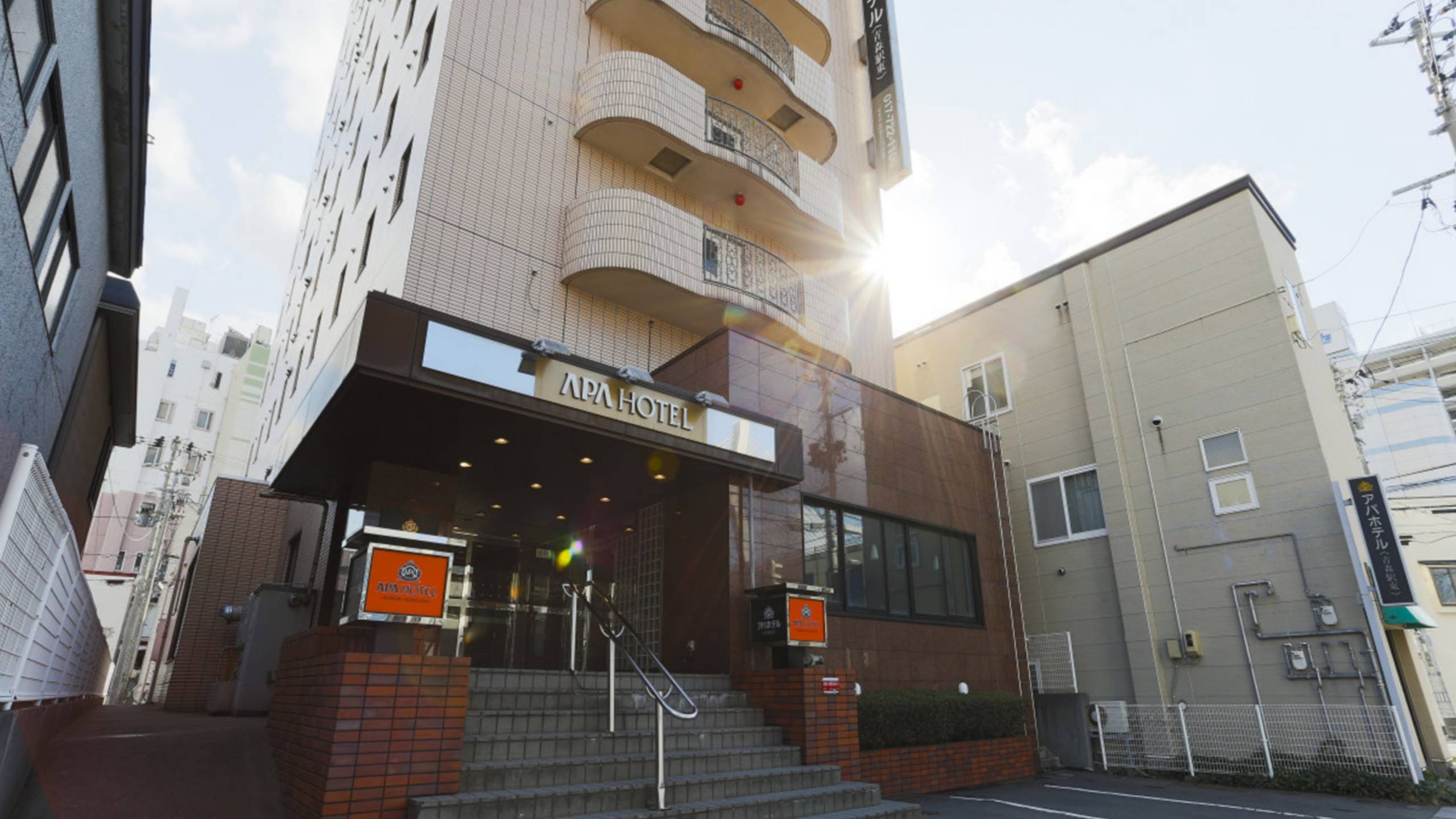 角から2番目に当館がございます。正面入口がこちらです。