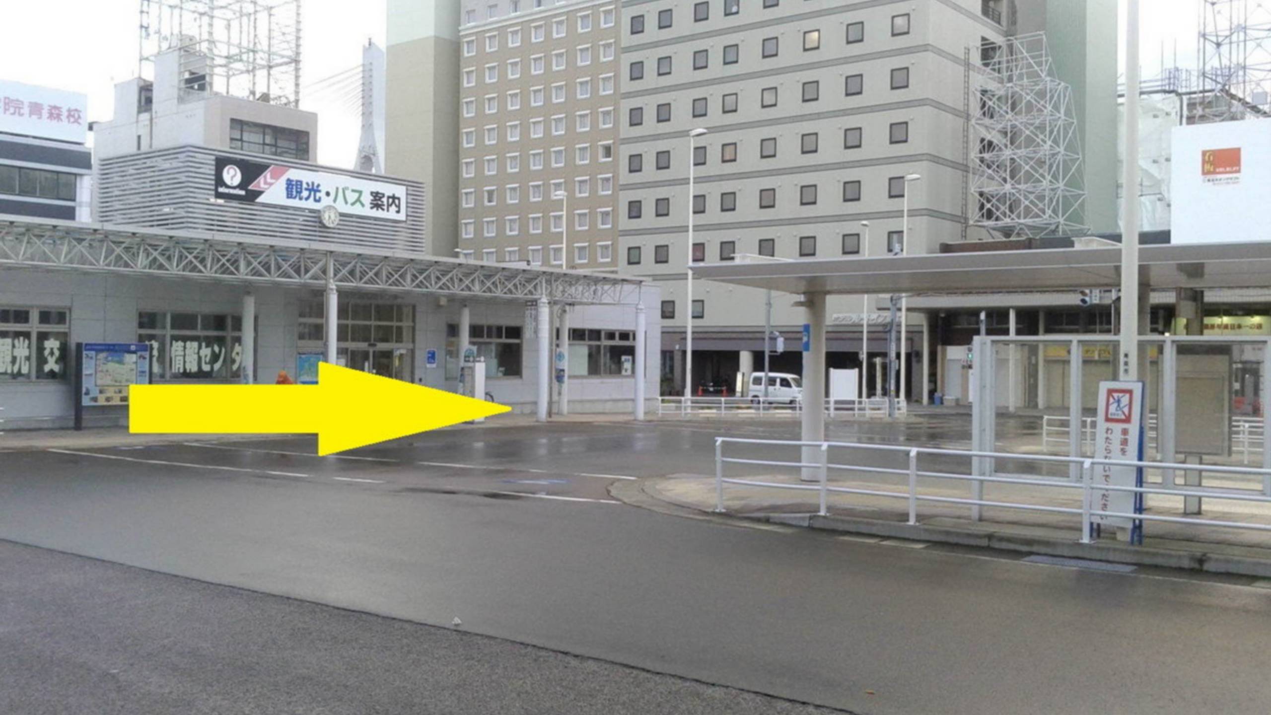 バスのロータリー、観光案内所がございますので、矢印の方向に進むとアーケード街が見えてきます。