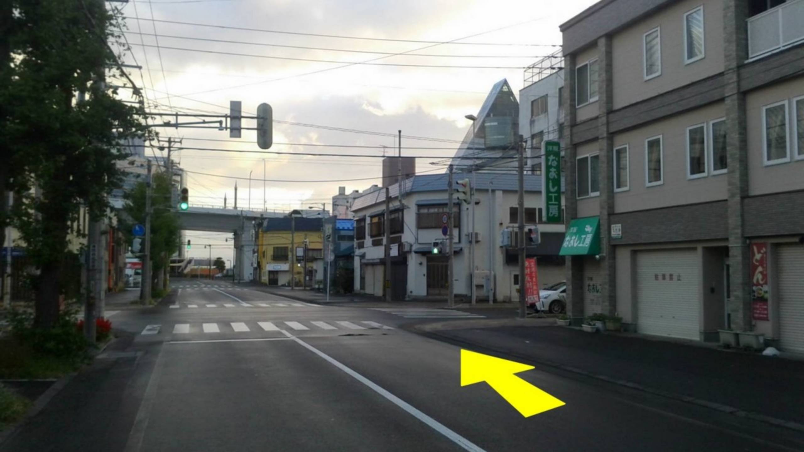 青森駅から3つ目の信号を左折後、そのまま直進し、次の信号を右折します。