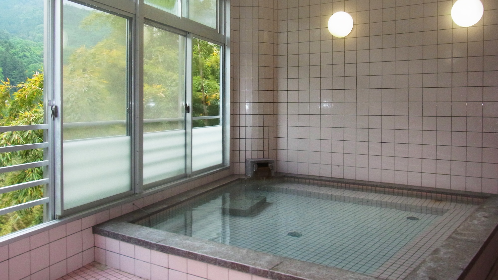 *【風呂】女湯でございます。下はスリガラス、上は普通のガラスで景色が眺められます。