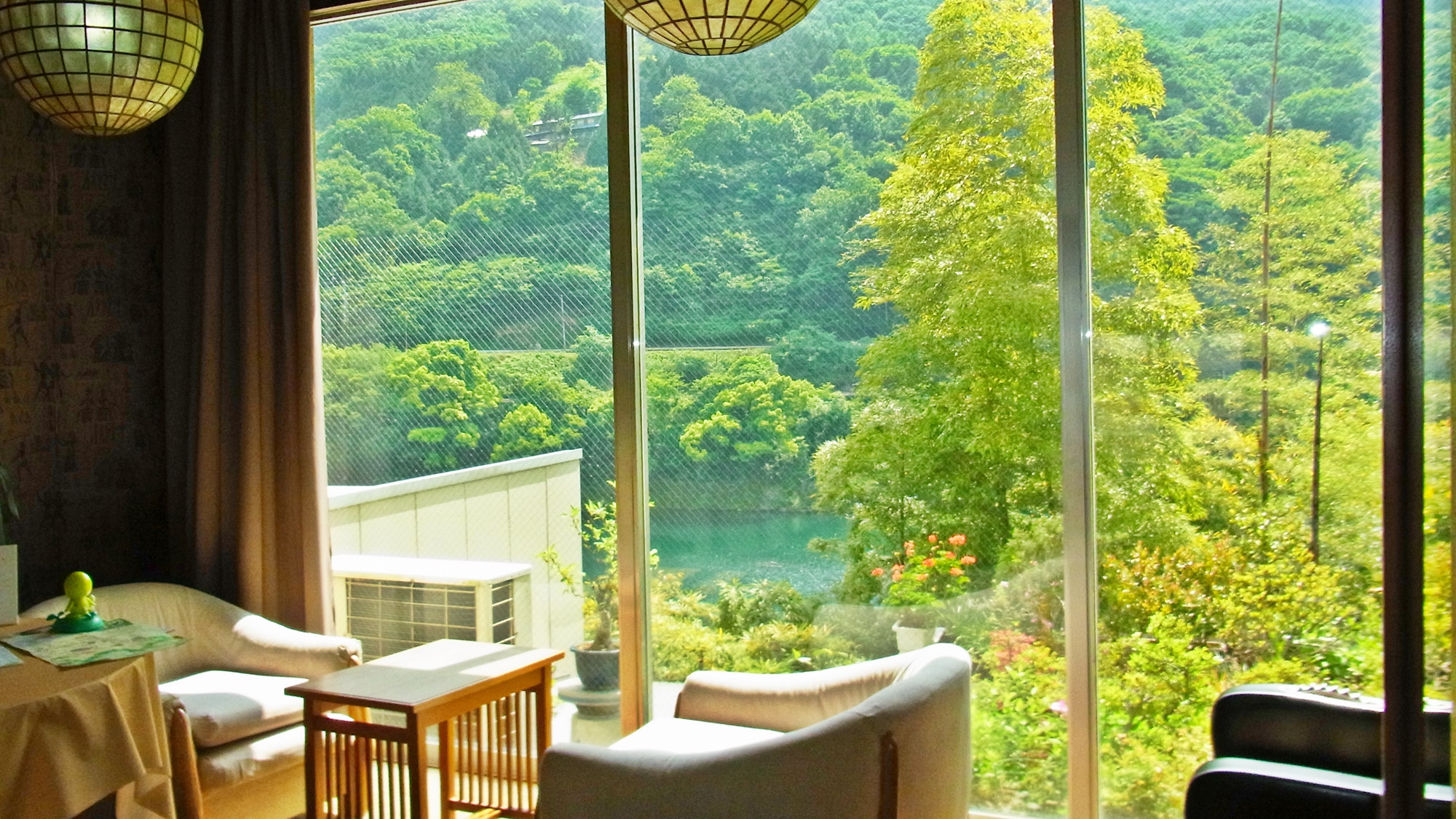 *【館内】吉野川を眺めることができます。ゆったりとおくつろぎください。