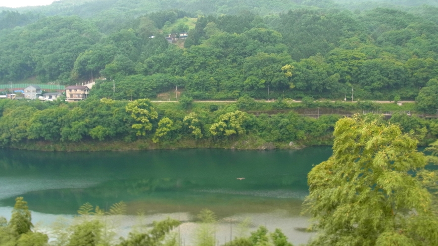 *【施設周辺】ヒスイ色に輝く吉野川を眺めてゆっくりお過ごし下さい。
