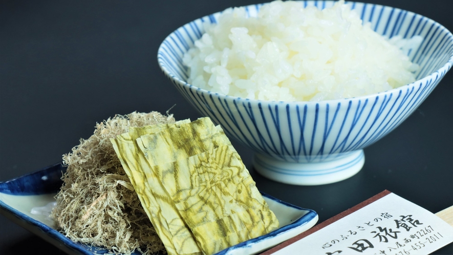 朝食■ とろろ昆布をコシヒカリにのせて