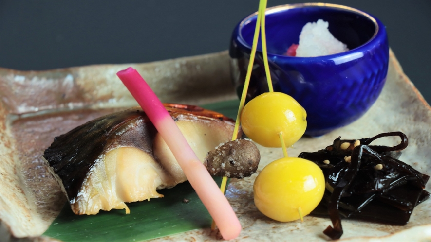 こだわり朝食■鯖の醬油糀漬け・揚げ銀杏とむかご・混布佃煮 
