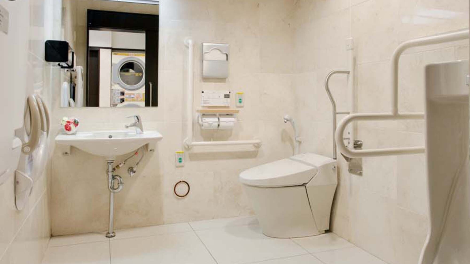 車いすトイレ（ロビー)