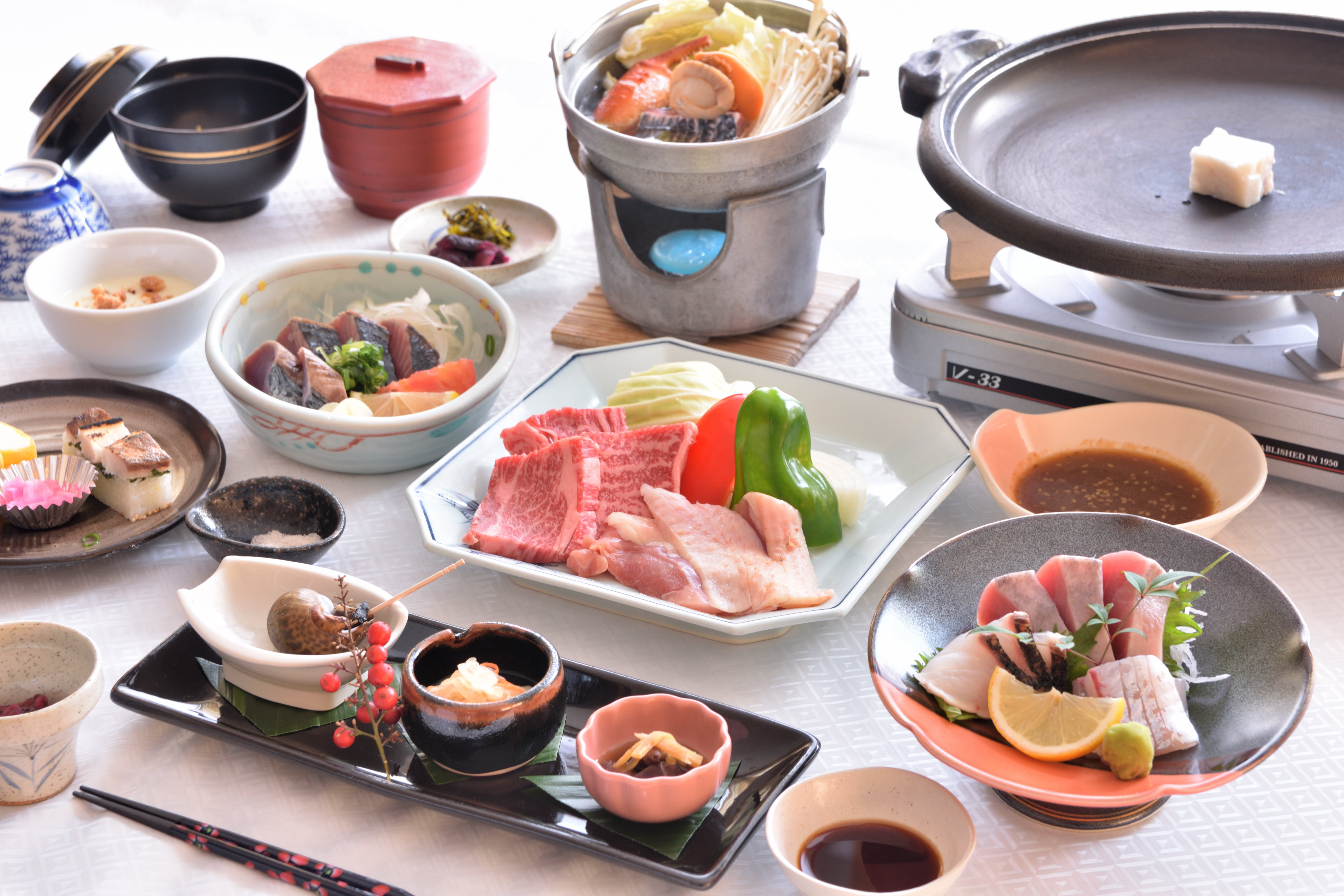 ◇◆土佐ブランド肉の食べ比べ！◆◇　鰹のたたき付　土佐牛＆はちきん地鶏の陶板焼き会席（一例）