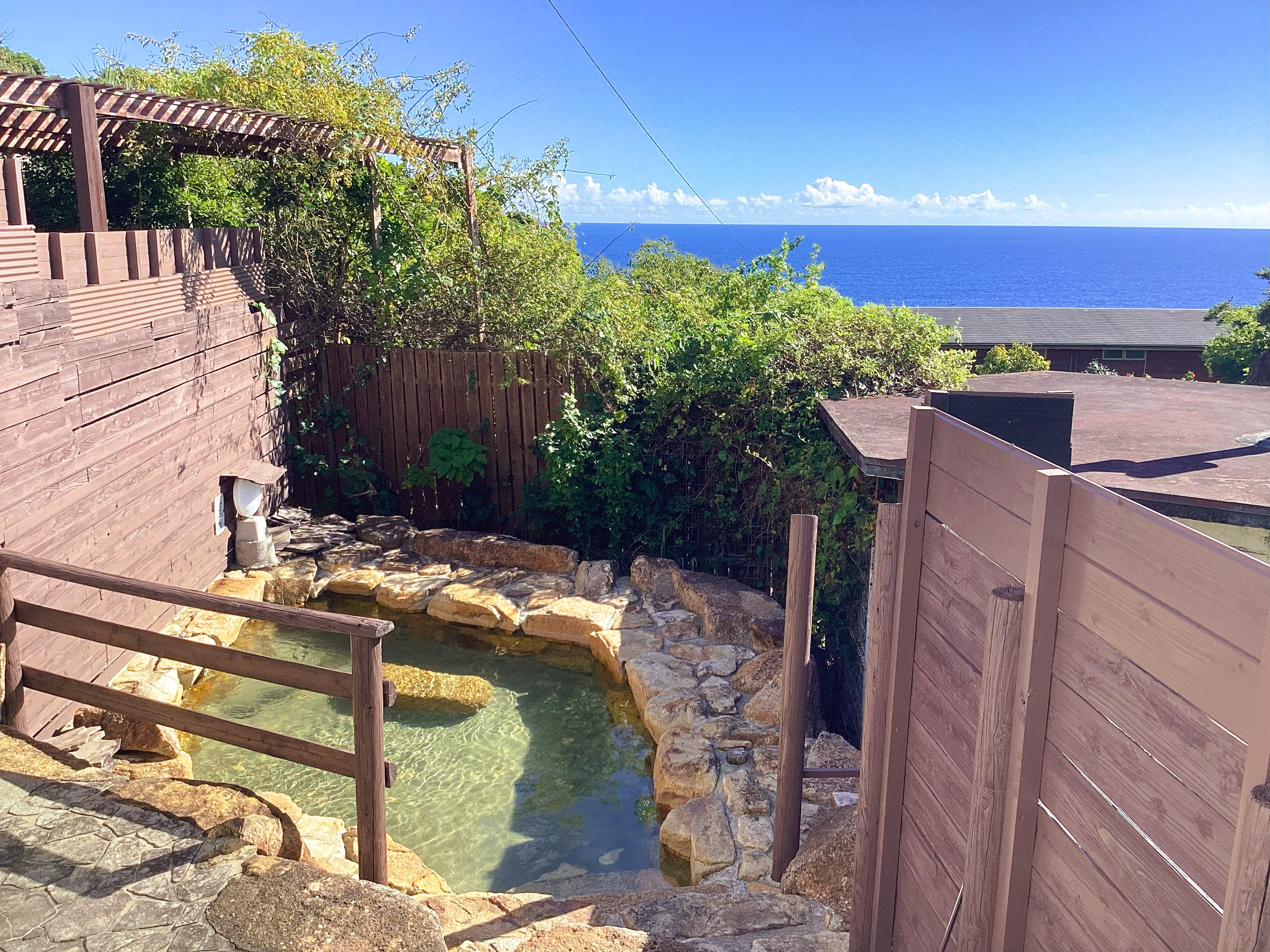 露天風呂。夜には潮風と星空を楽しめます（男性用）