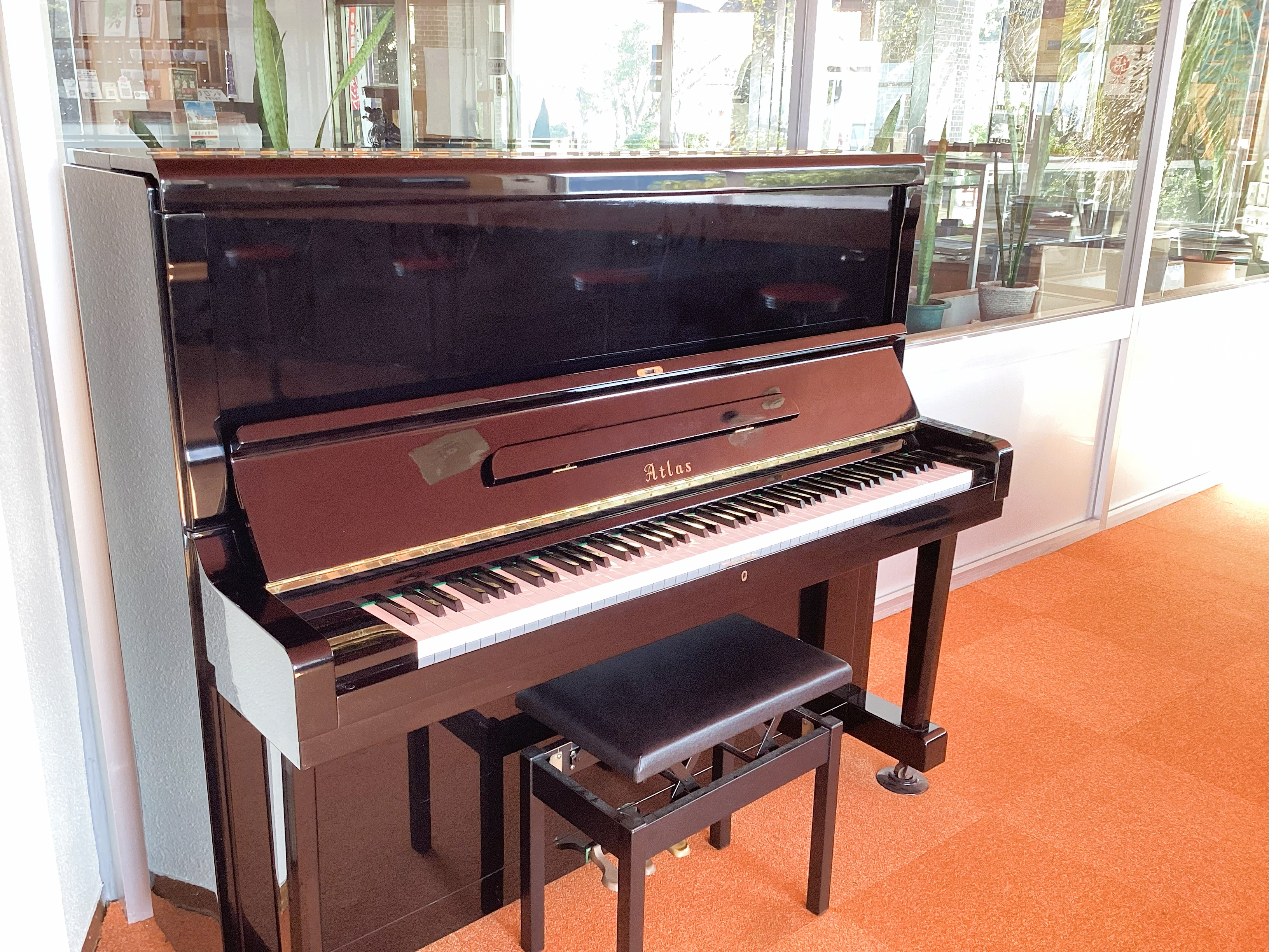 ロビーに設置したピアノ。ご自由にお弾き頂けます