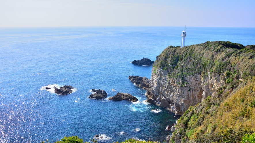 【足摺岬】　日本の灯台50選にも選ばれた白亜の灯台です。海の碧にとてもよく映えます。
