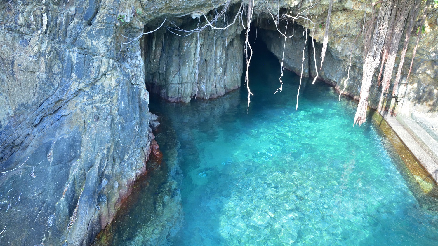 松尾漁港にある秘境　碧の洞窟