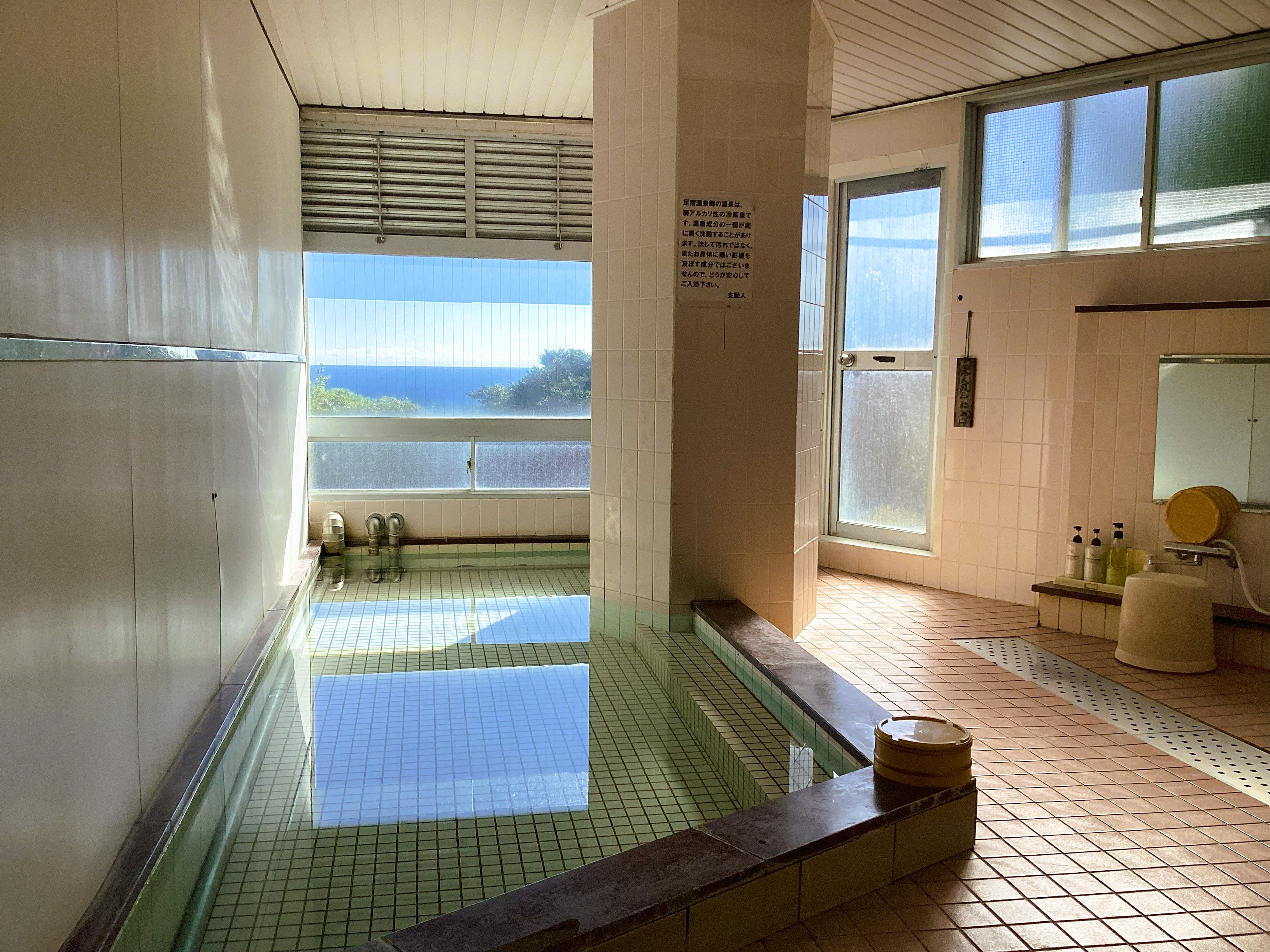 あしずり温泉をひいた本館大浴場です。