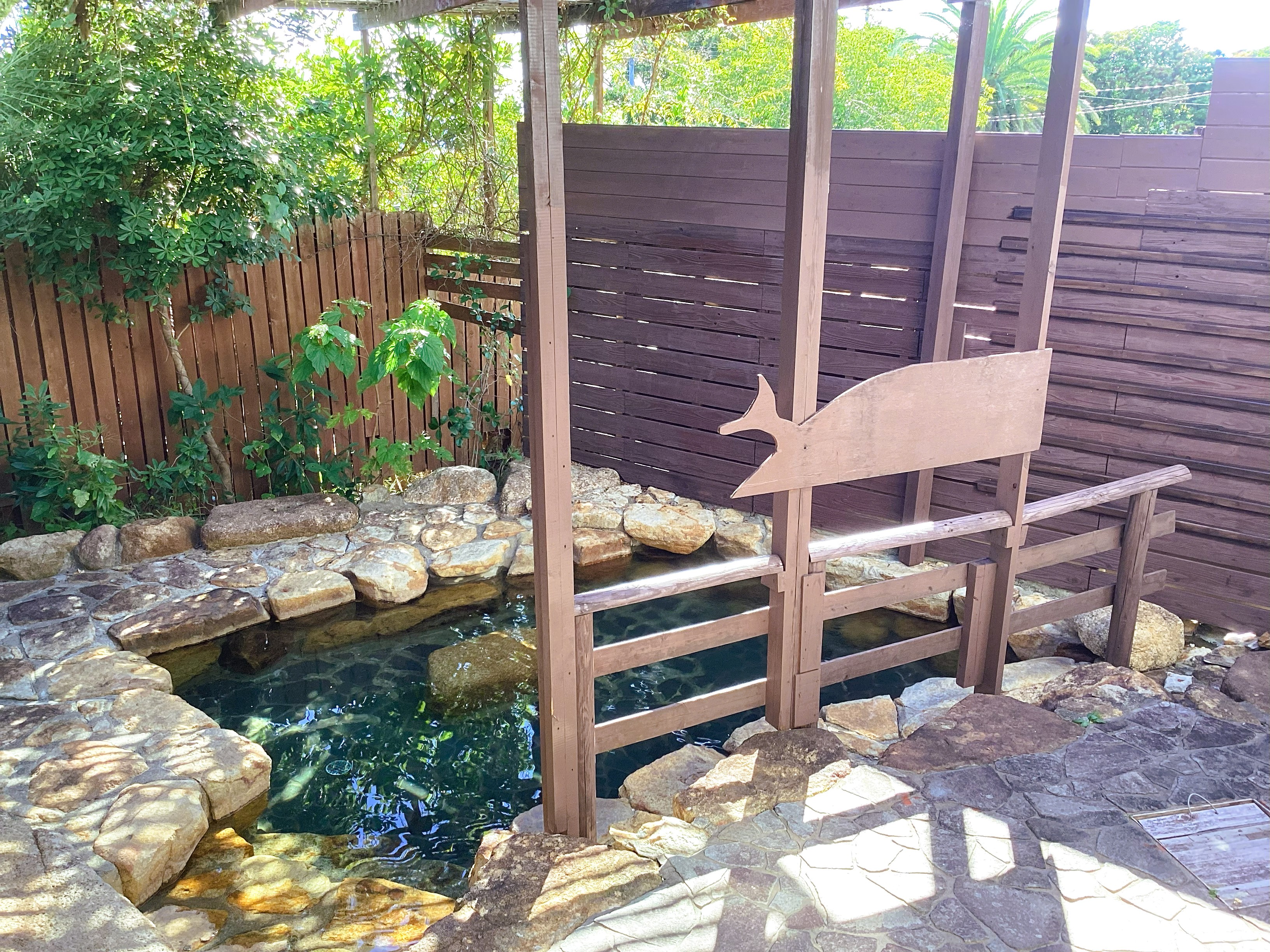 露天風呂。夜には潮風と星空を楽しめます（女性用）