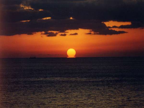 冬季はベランダ・お部屋から夕日がご覧頂けます。条件が揃えばお写真のようなだるま夕日になります。