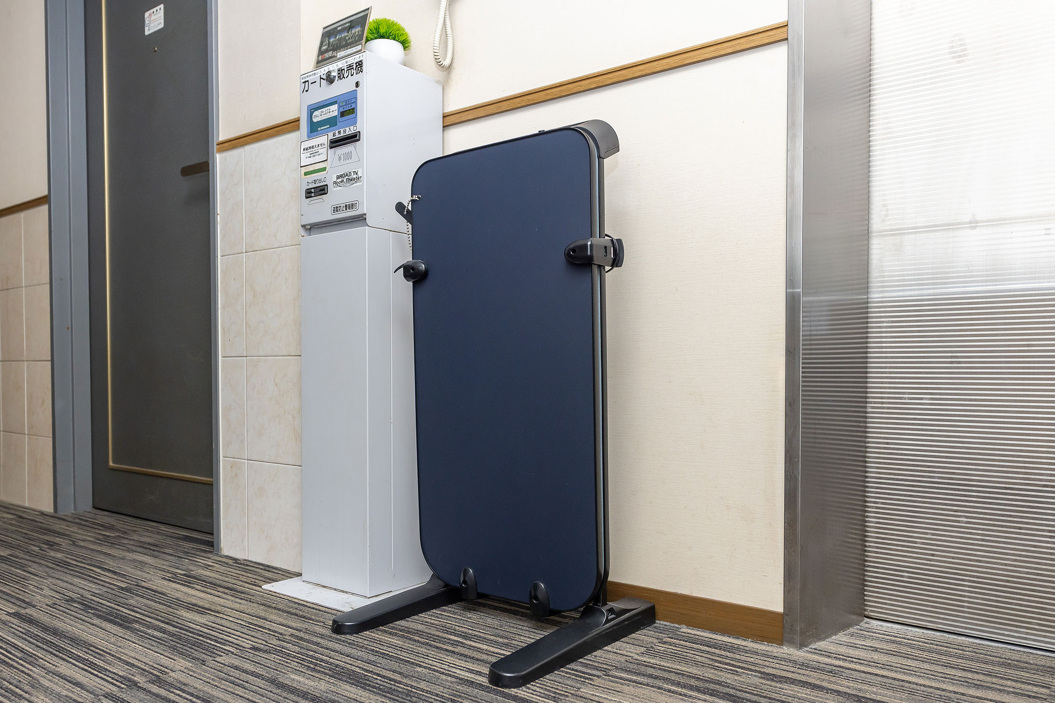 ズボンプレッサー（各階）にご用意ございます。