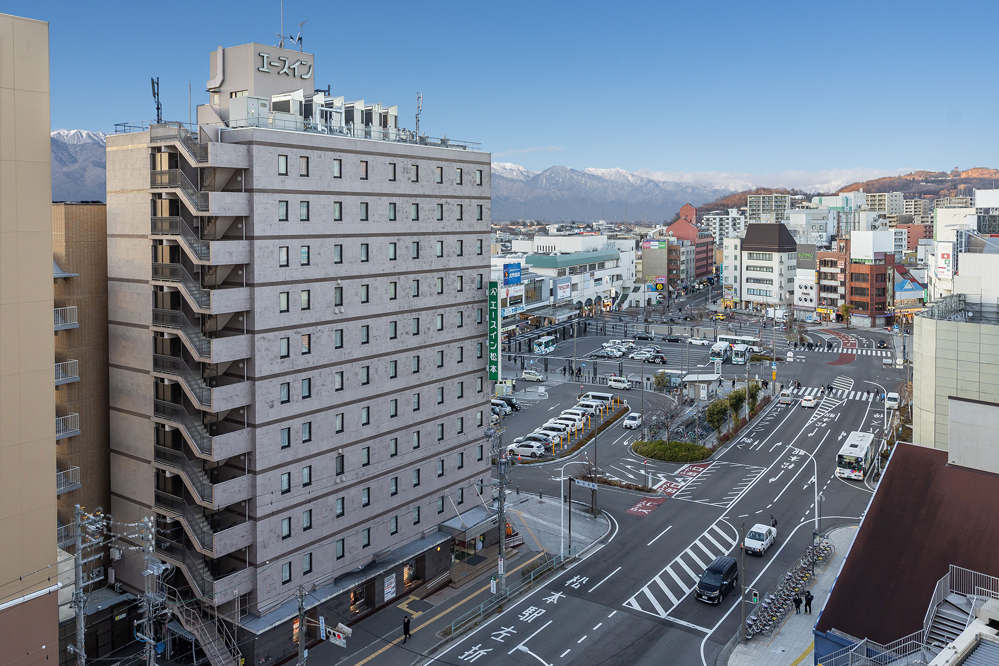 松本駅近くに立つ、シンプルで親しみやすい外観。
