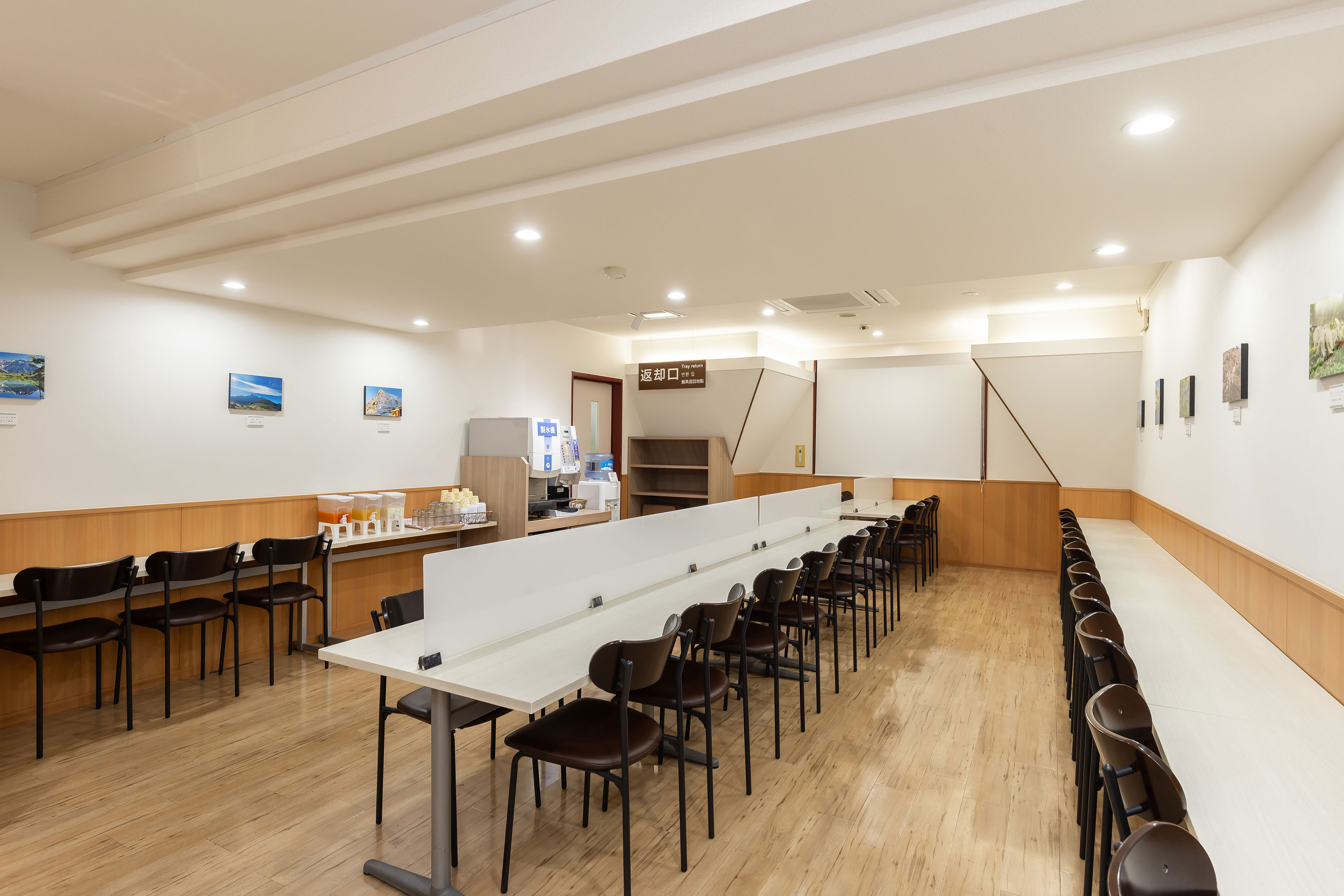 明るくて爽やかな朝食会場です（約３０席をご用意しております）