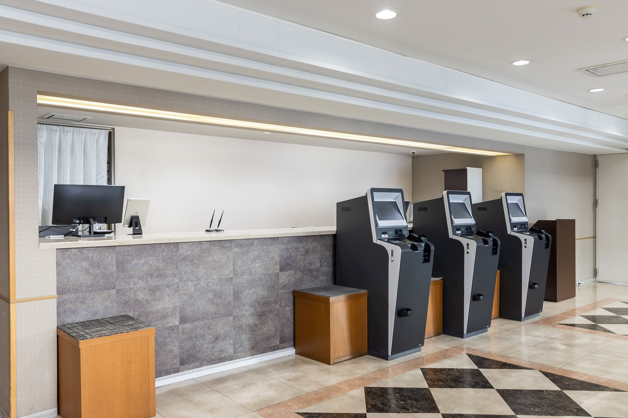 落ち着いたシンプルで清潔感のあるロビーです。