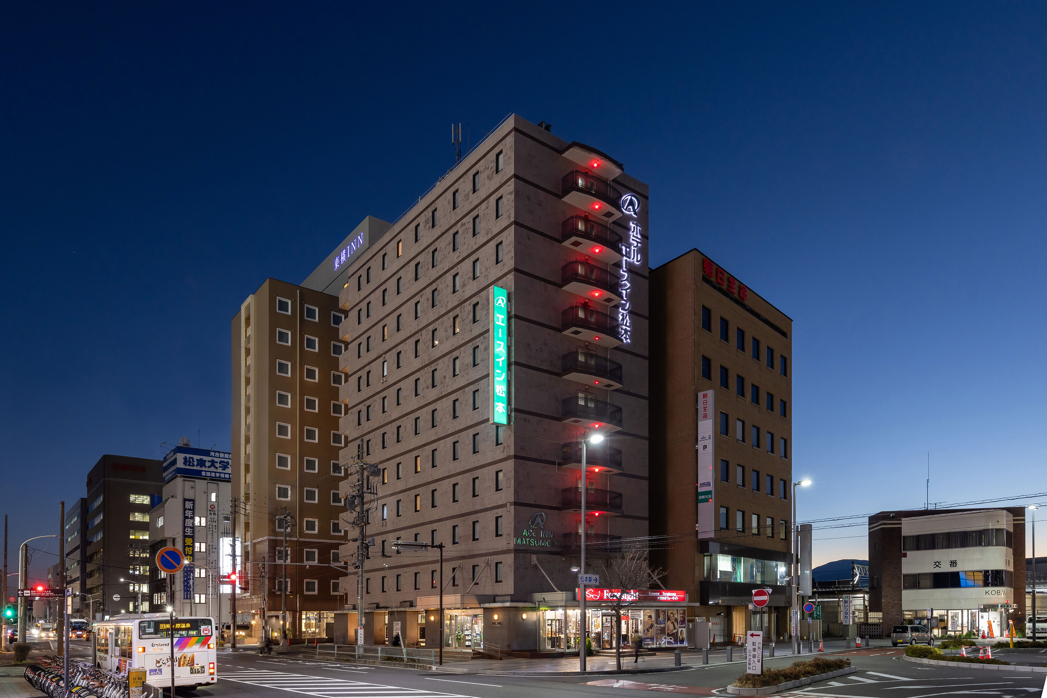 夜でも分かりやすいエースイン松本の外観