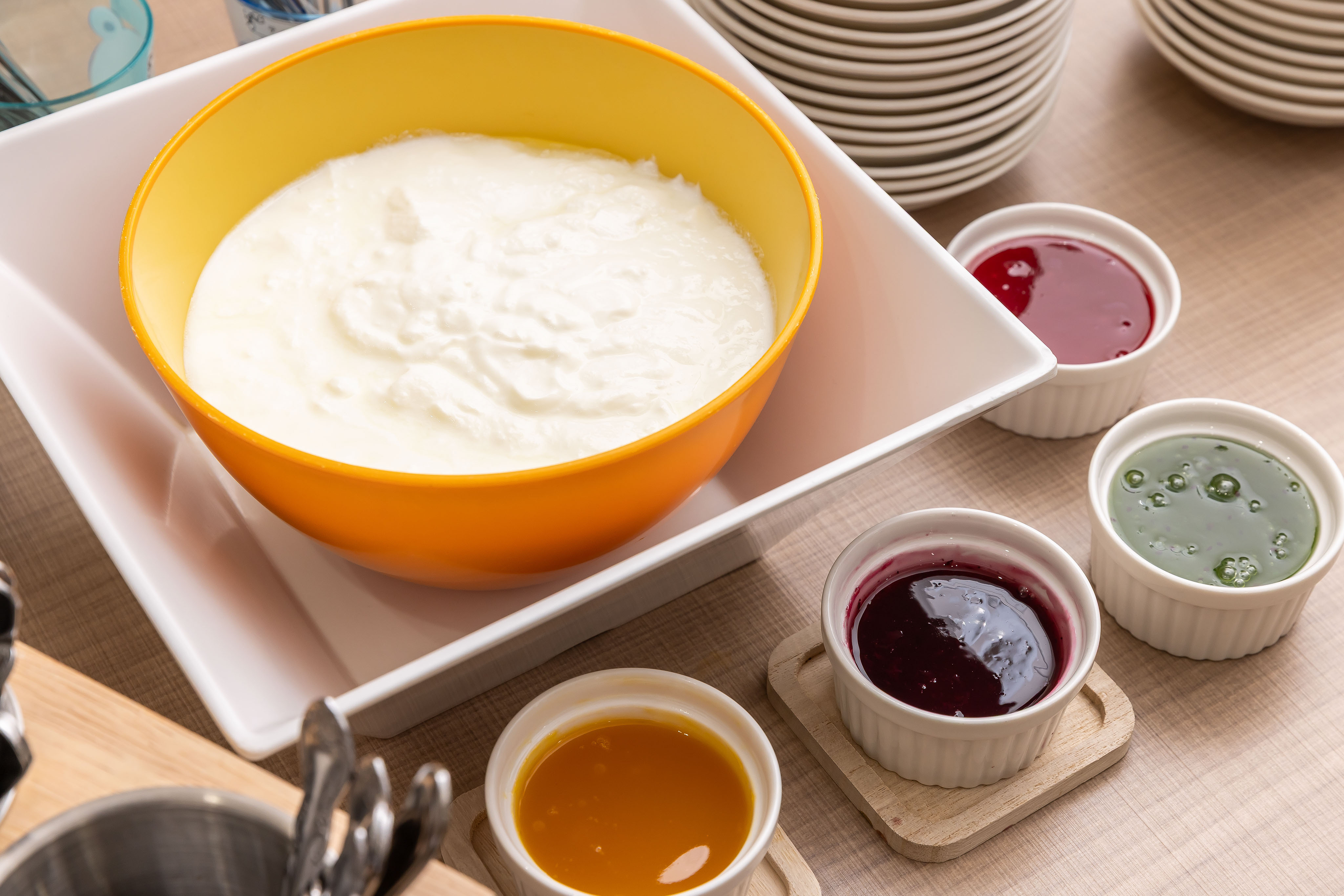 朝にやさしい、ヨーグルトと日替わりフルーツソース♪